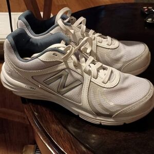 New balance tennis shoes